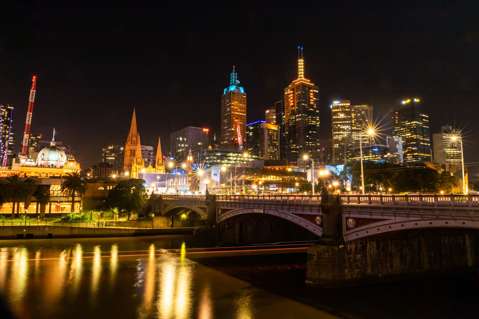 Princes Bridge and the Melbourne city skyline at night
